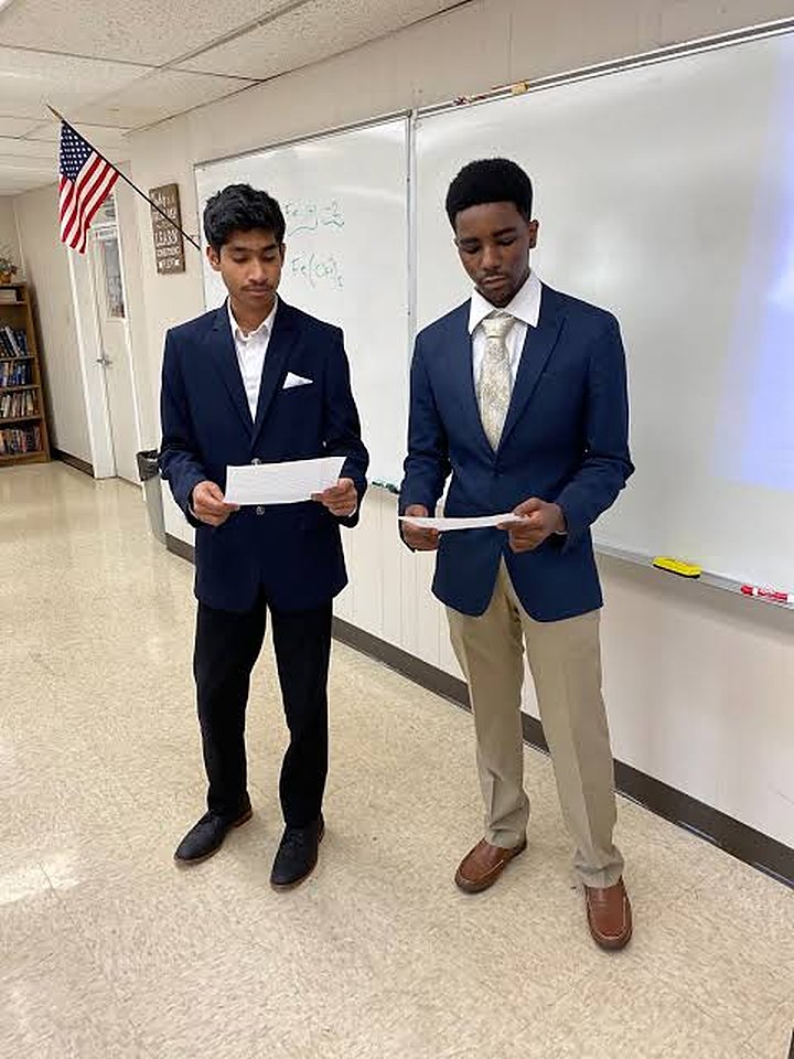 Two students reading their cases during a practice round
